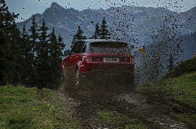 Capacité Land Rover hors route dans la boue.