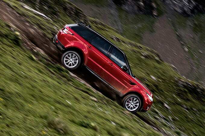 Range Rover driving downhill Inferno Challenge.