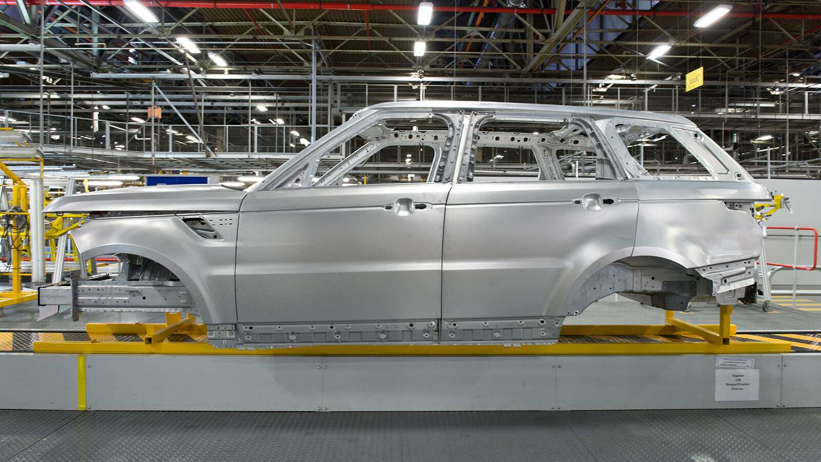 Le châssis en aluminium du Range Rover en fabrication.