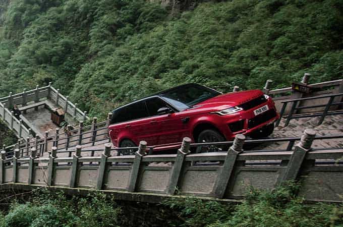 Le Range Rover Sport qui affronte la route Tianmen.