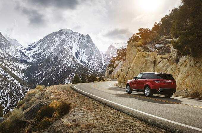 Range Rover Sport HSE sur route de montagne.
