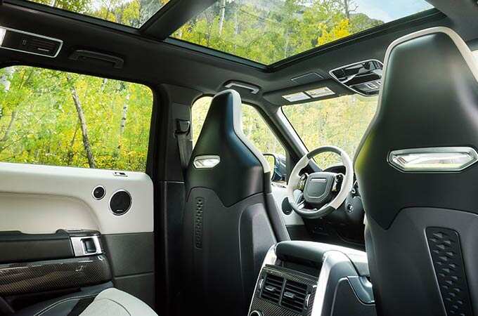 Toit panoramique du Range Rover Sport SVR.